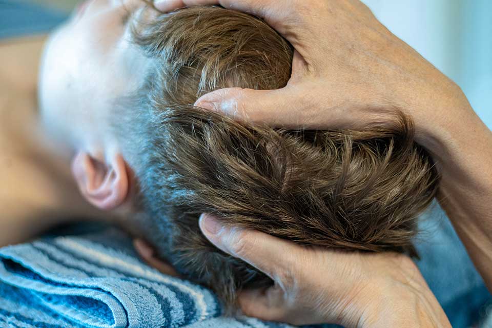 Kopfgriff bei Kopfschmerzen